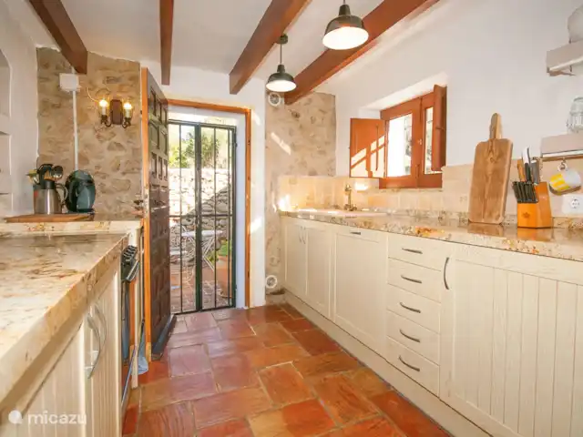 Casa Grilló en España, Costa Blanca, Lliber - finca Foto general de la cocina completa con la puerta trasera que da acceso al pequeño patio cerrado