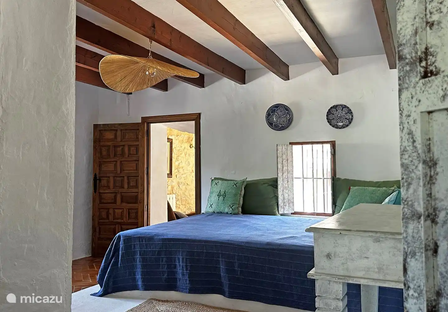 Dies ist ein Bild der Lounge-Ecke und in der linken Ecke (auf dem Bild nicht sichtbar) der Fernseher