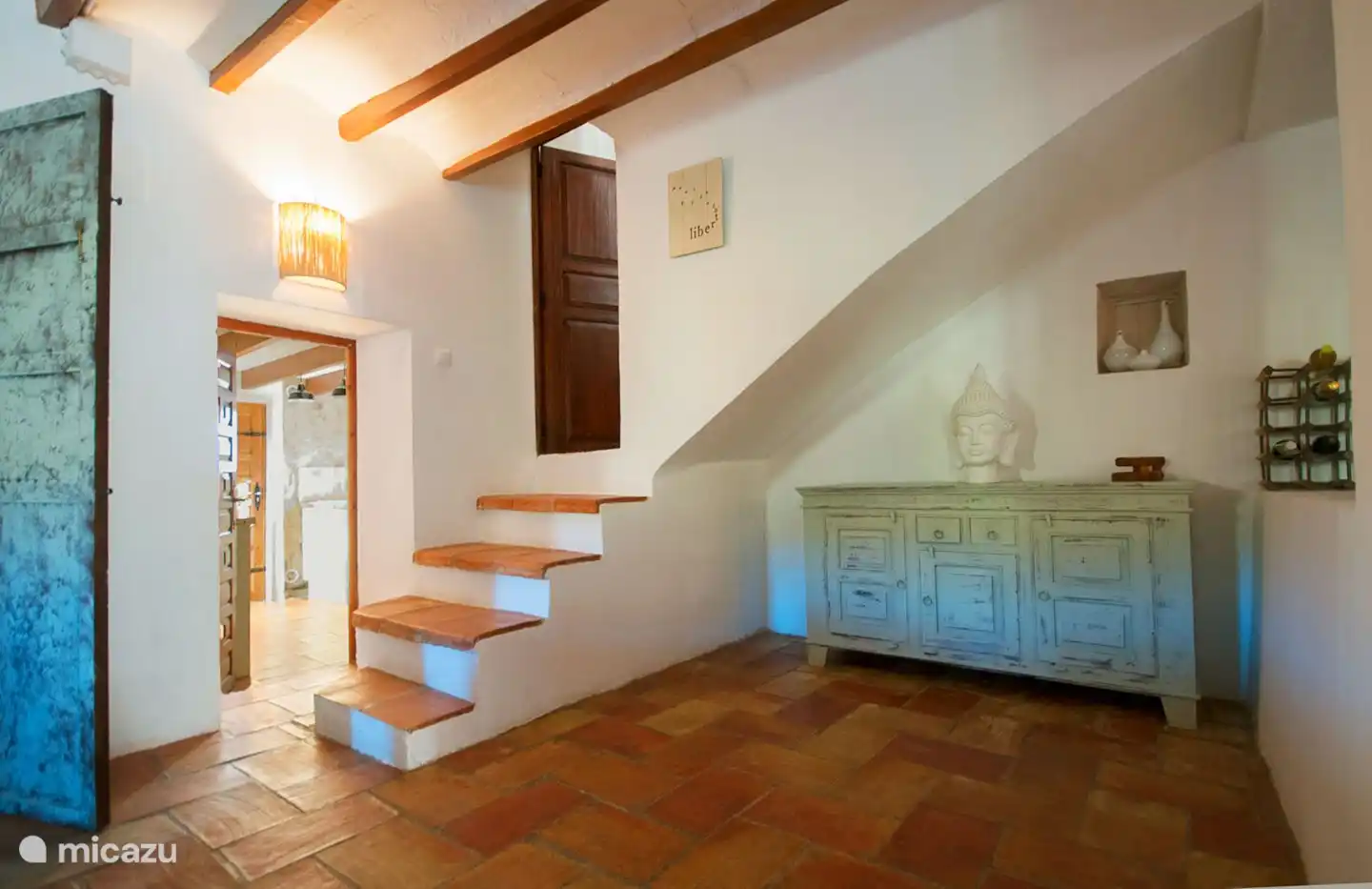 Treppe ins Obergeschoss vom Wohnzimmer mit Blick auf den Durchgang zur Küche