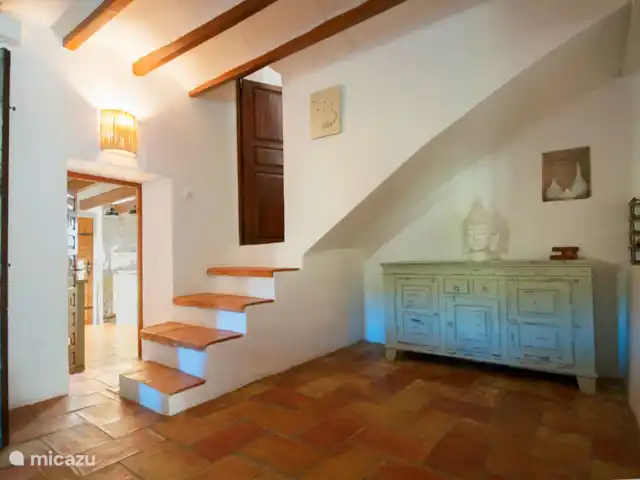Casa Grilló en España, Costa Blanca, Lliber - finca Escaleras al piso superior desde la sala de estar con vista al pasaje a la cocina.