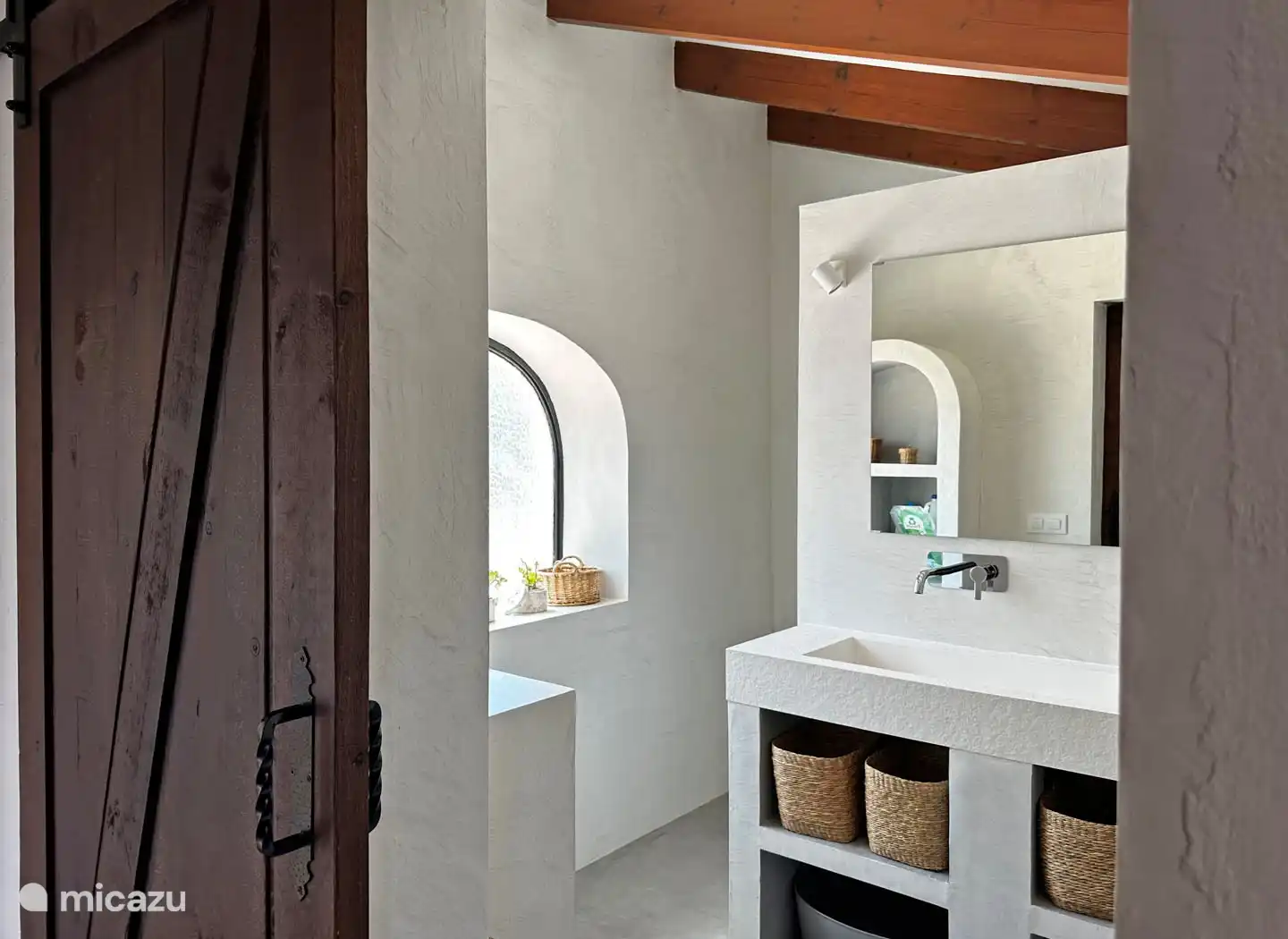 Dies ist das moderne Badezimmer im Erdgeschoss.