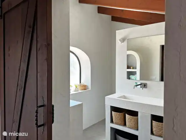 Casa Grilló en España, Costa Blanca, Lliber - finca Este es el moderno baño de la planta baja.
