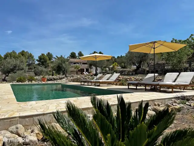 Casa Grilló en España, Costa Blanca, Lliber - finca Piscina vista desde la parte trasera de la piscina.