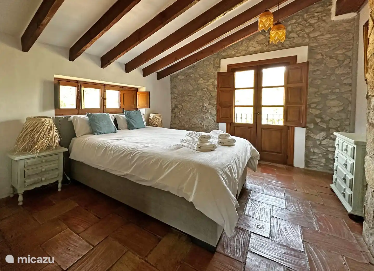 Das Hauptschlafzimmer mit französischen Fenstern und Türen zu einem französischen Balkon