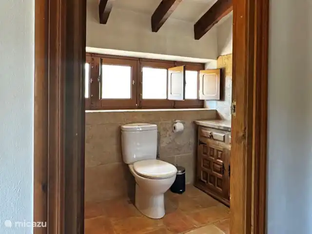 Casa Grilló en España, Costa Blanca, Lliber - finca Este es el baño en el pasillo al lado del dormitorio principal.