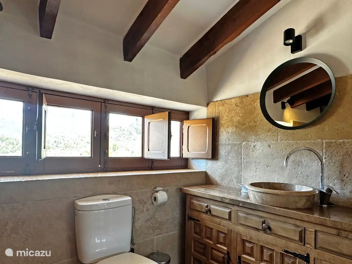 Dies ist auch das Badezimmer an der Vorderseite des Hauses. Auf der gleichen Etage befindet sich ein weiteres Bad en suite zu Schlafzimmer 3 und ein drittes Badezimmer im Erdgeschoss. 