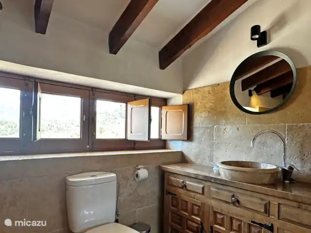 Casa Grilló en España, Costa Blanca, Lliber - finca Este es también el baño en la parte delantera de la casa. En la misma planta hay otro baño en suite al dormitorio 3, y hay un tercer baño en la planta baja.