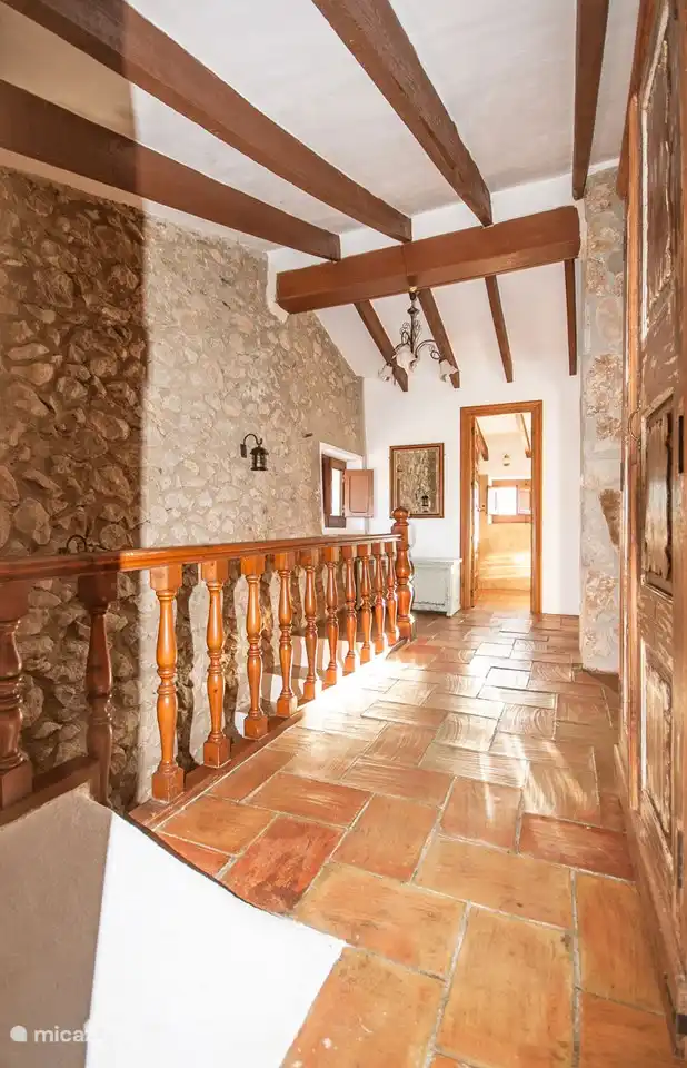 Der Treppenabsatz bietet Zugang zu 3 Schlafzimmern und 2 Bädern in der obersten Etage