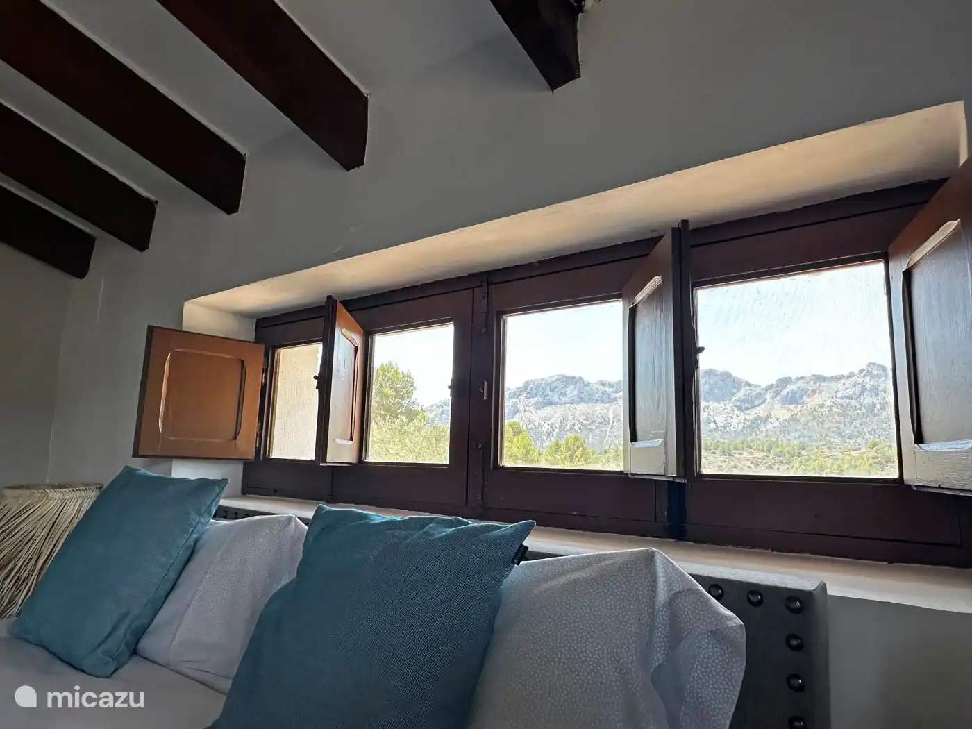 Blick über das Tal und die Berge im Schlafzimmer an der Vorderseite des Hauses. 