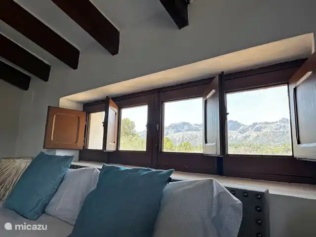 Casa Grilló en España, Costa Blanca, Lliber - finca Vista sobre el valle y las montañas en el dormitorio en la parte delantera de la casa.