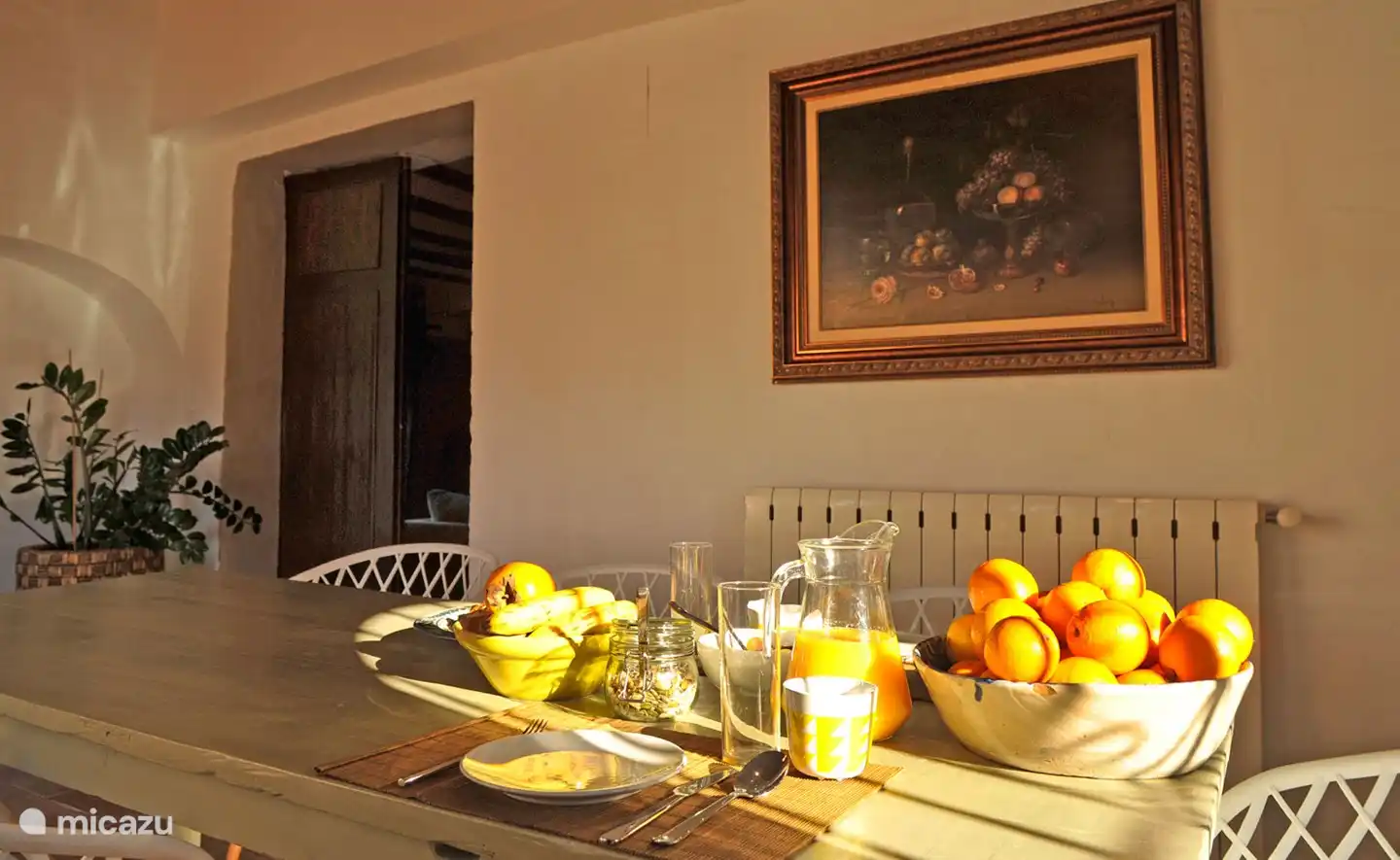 Frühstück auf der geschlossenen Veranda mit der doppelten antiken Eingangstür auf der linken Seite