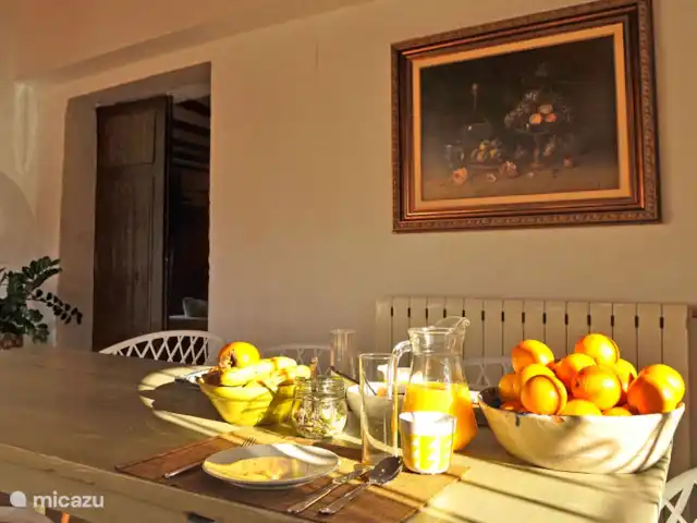 Casa Grilló en España, Costa Blanca, Lliber - finca Desayuno en la veranda cerrada con la doble puerta de entrada antigua a la izquierda.