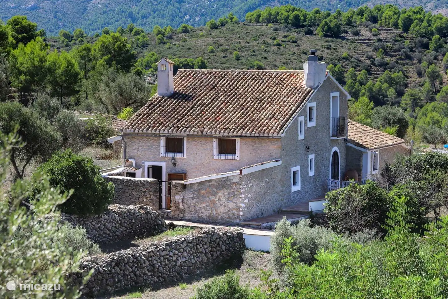 Die Rückansicht mit der privaten Terrasse hinter dem Haus