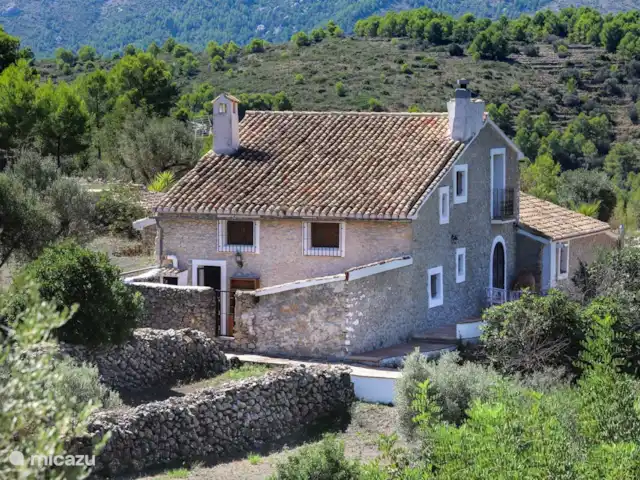 Casa Grilló en España, Costa Blanca, Lliber - finca La vista trasera con el patio cerrado detrás de la casa.