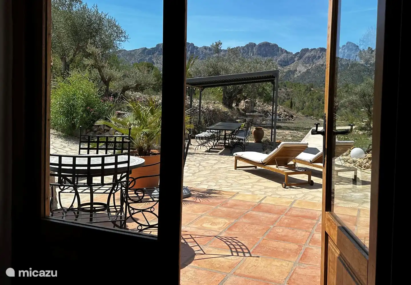 Ein Blick durch den Vordereingang auf die Pergola und die Sierra de Bernia 