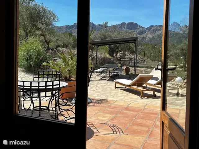 Casa Grilló en España, Costa Blanca, Lliber - finca Una mirada a través de la entrada principal hacia la pérgola y la Sierra de Bernia