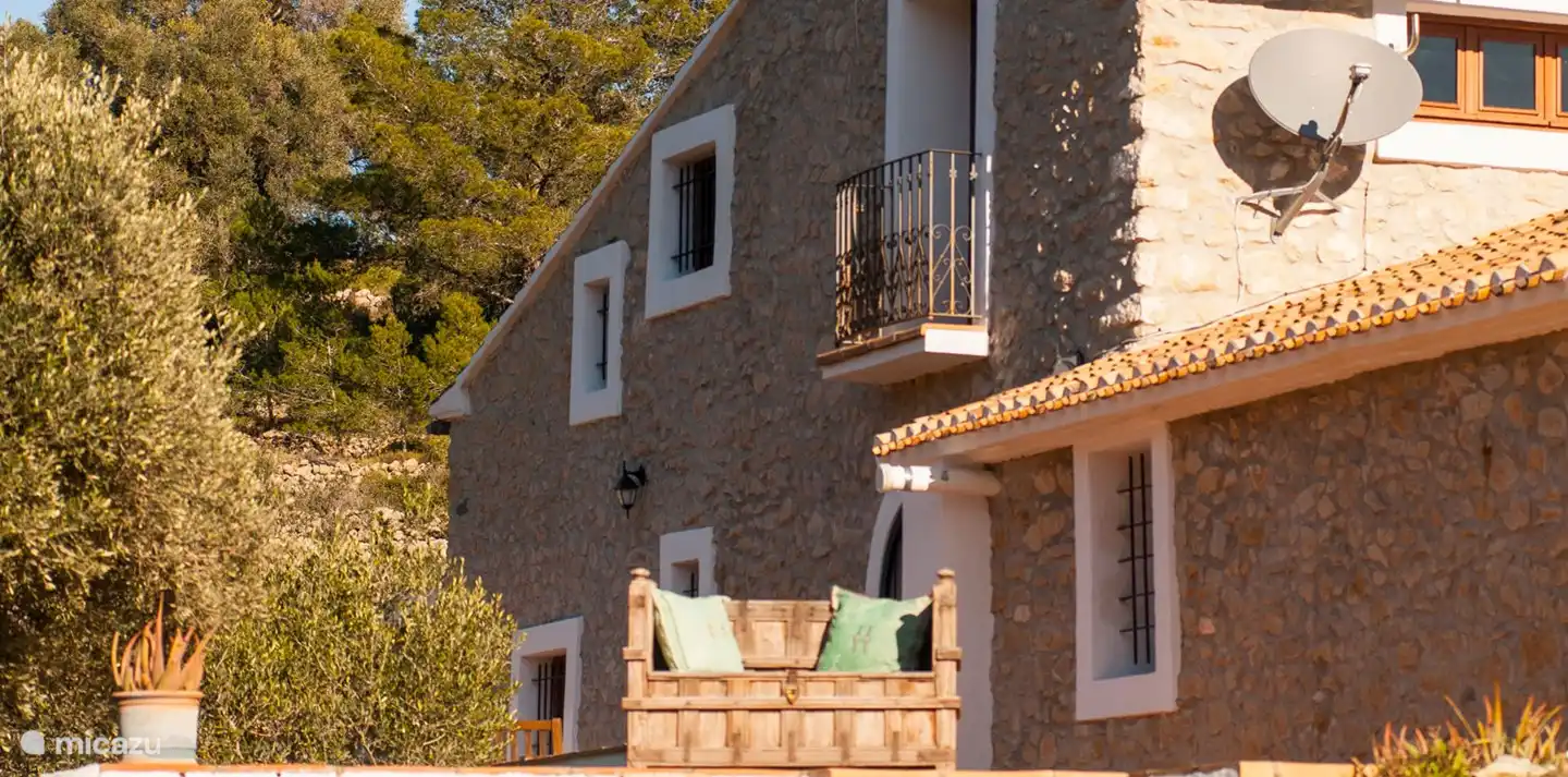 Die Seite des Hauses mit dem Balkon des Hauptschlafzimmers