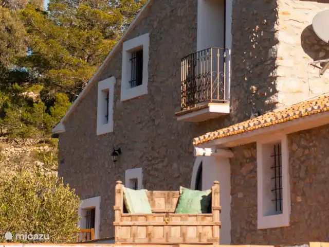 Casa Grilló en España, Costa Blanca, Lliber - finca El lado de la casa con el balcón del dormitorio principal.