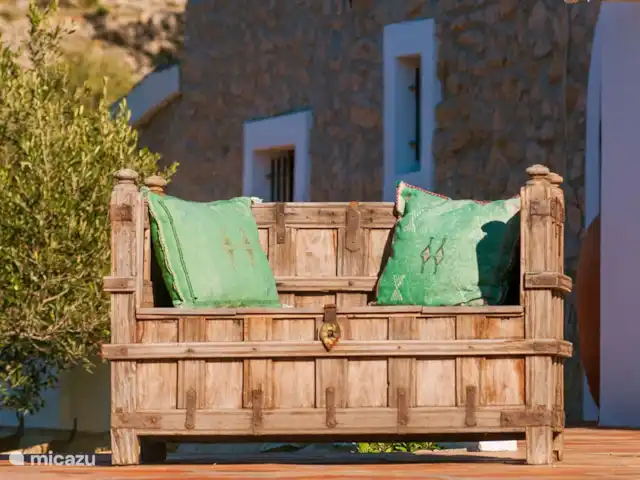Casa Grilló en España, Costa Blanca, Lliber - finca Esta es la pared lateral de la casa con una terraza y un banco de madera antiguo