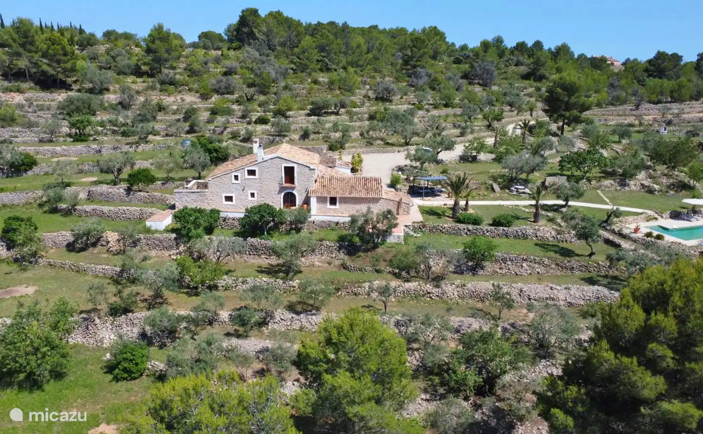 Dies ist die linke Seitenwand der Finca mit der Auffahrt, die zur Straße auf der rechten Seite führt 