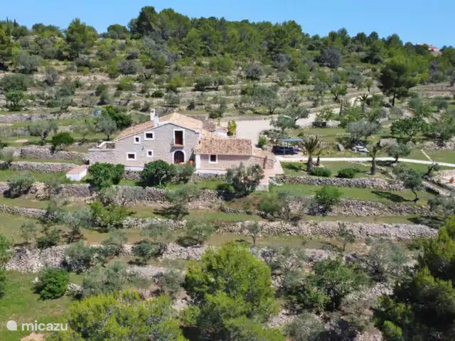 Casa Grilló en España, Costa Blanca, Lliber - finca Esta es la pared lateral izquierda de la finca con el camino de entrada que conduce a la carretera a la derecha