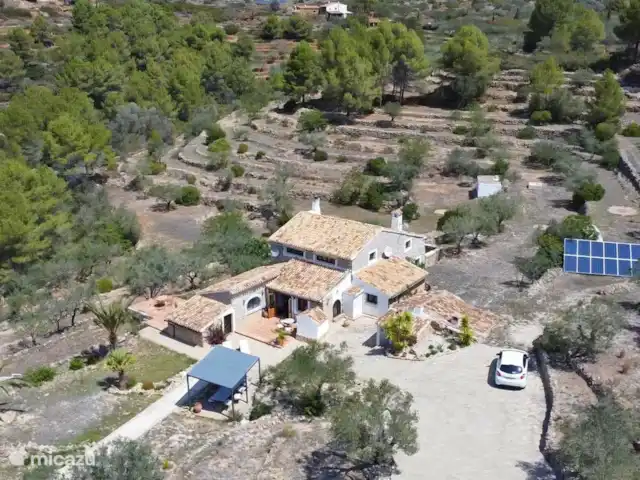 Casa Grilló en España, Costa Blanca, Lliber - finca Esta es una foto general en la que se muestran claramente la casa, los edificios, los paneles solares y el estacionamiento.