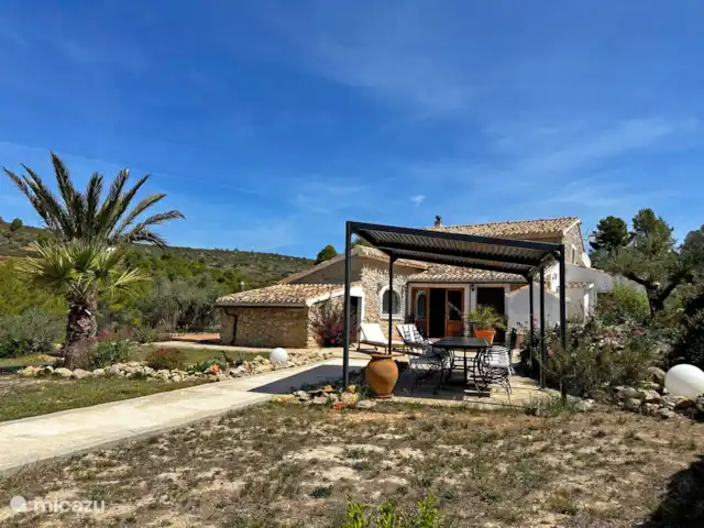 Casa Grilló en España, Costa Blanca, Lliber - finca Las dos mesas bajo la pérgola pueden acomodar cómodamente a 8 personas