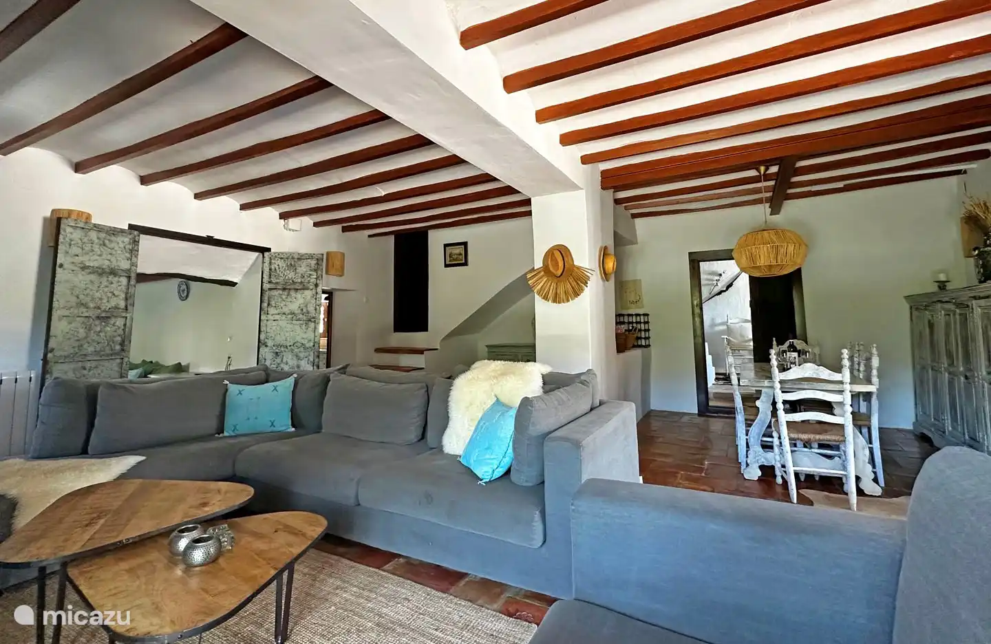 Dies ist eine Übersicht über das Wohnzimmer mit links den Durchgängen zur Küche und zum Fernsehzimmer und zur Treppe und rechts zum Schlafzimmer im Erdgeschoss in dem Raum, der früher die Bodega war. 