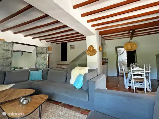 Casa Grilló en España, Costa Blanca, Lliber - finca Esta es una vista general de la sala de estar con a la izquierda los pasajes a la cocina y la sala de televisión y escaleras y a la derecha al dormitorio en la planta baja en el espacio que anteriormente era la Bodega.
