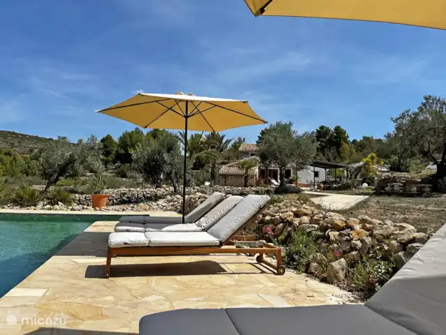 Casa Grilló en España, Costa Blanca, Lliber - finca Tumbonas hechas de madera sostenible de rápido crecimiento que no requieren la destrucción de las selvas tropicales