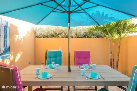 Terrasse mit Gartenmöbeln und Sonnenschirm für Schatten