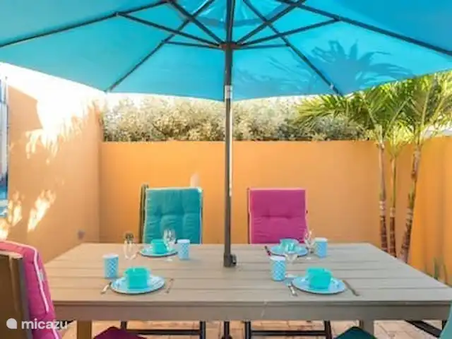Casa Serena en Aruba, Norte, Noord - apartamento Patio con muebles de jardín y sombrilla para dar sombra.