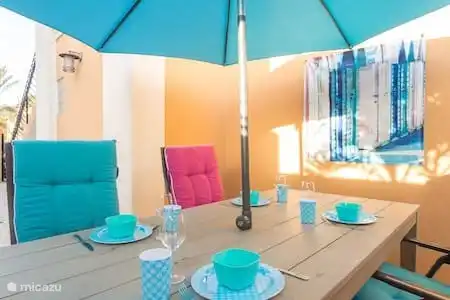 Terrasse mit Gartenmöbeln