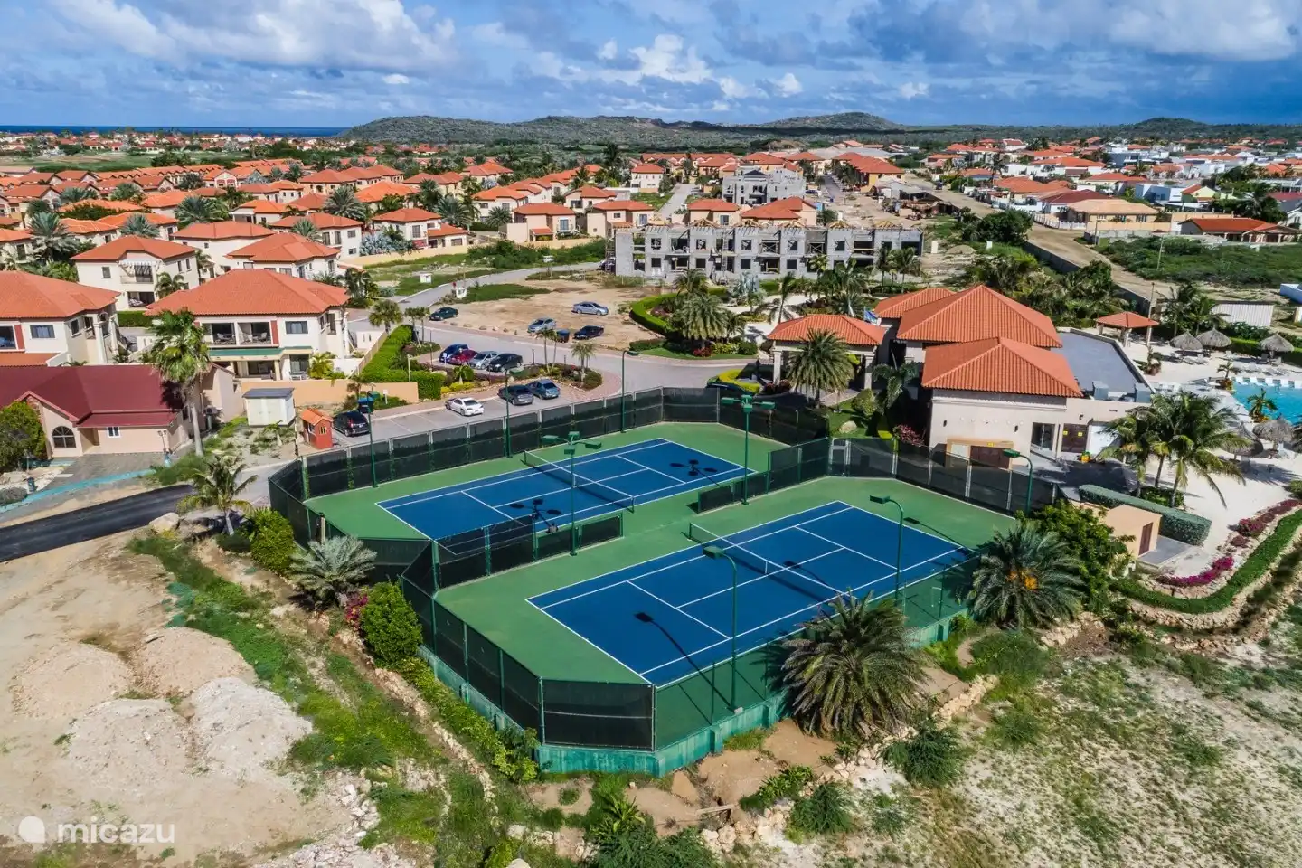 Clubhaus mit Tennisplatz