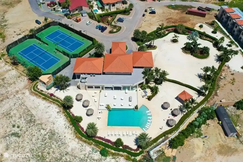 Club Skin mit Swimmingpool, Fitnessraum, Tennisplätzen und Restaurant