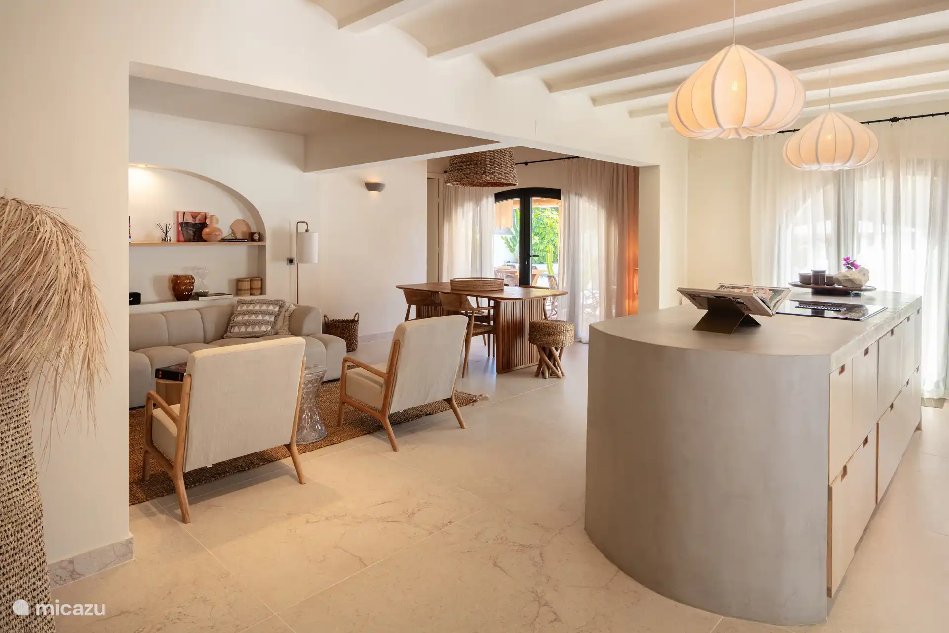 Wohnzimmer und Kücheninsel