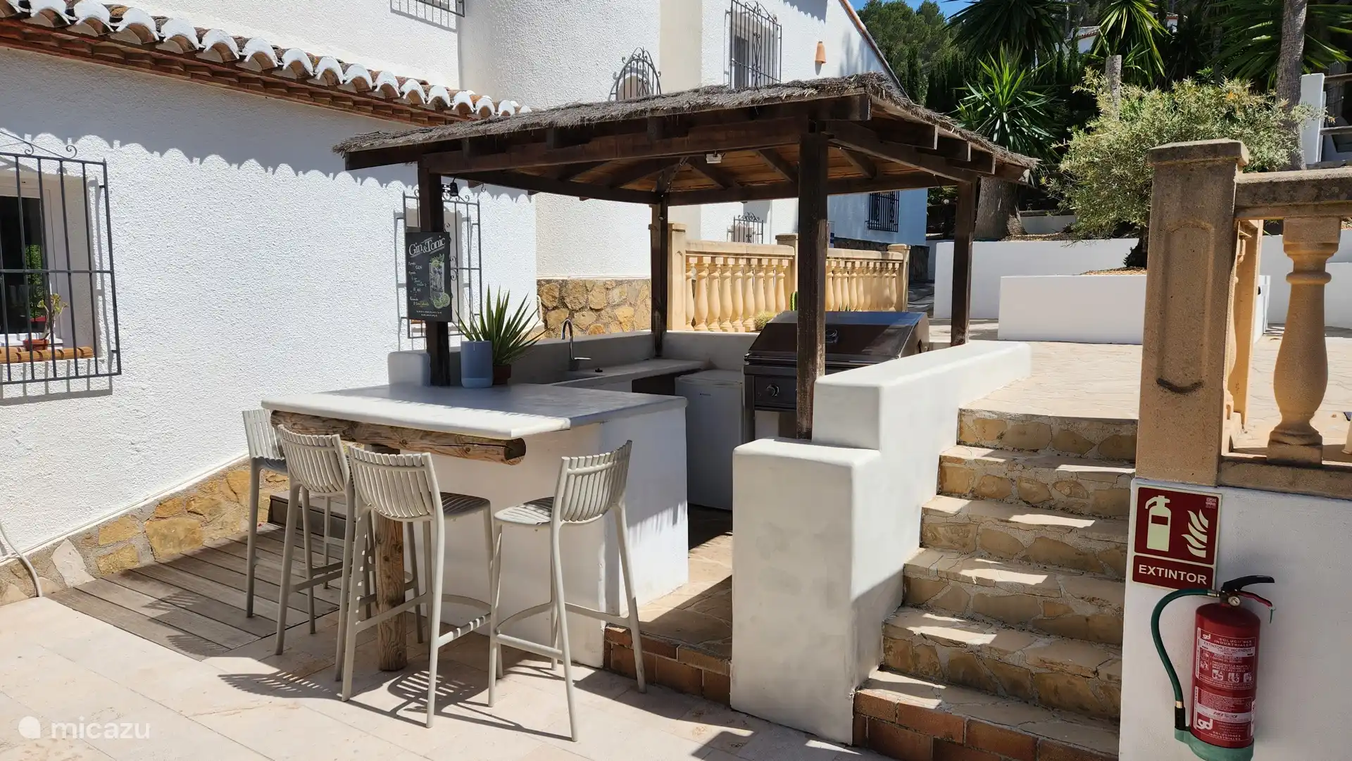 Außenküche mit Bar und Grill