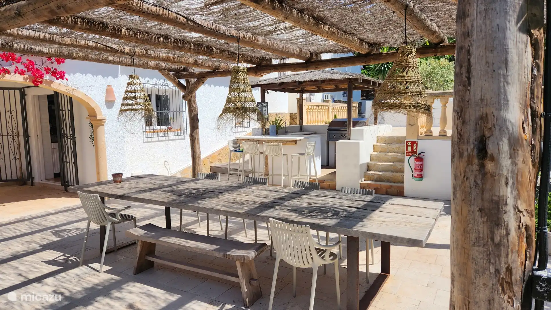 Großer Esstisch im Freien für die ganze Gruppe