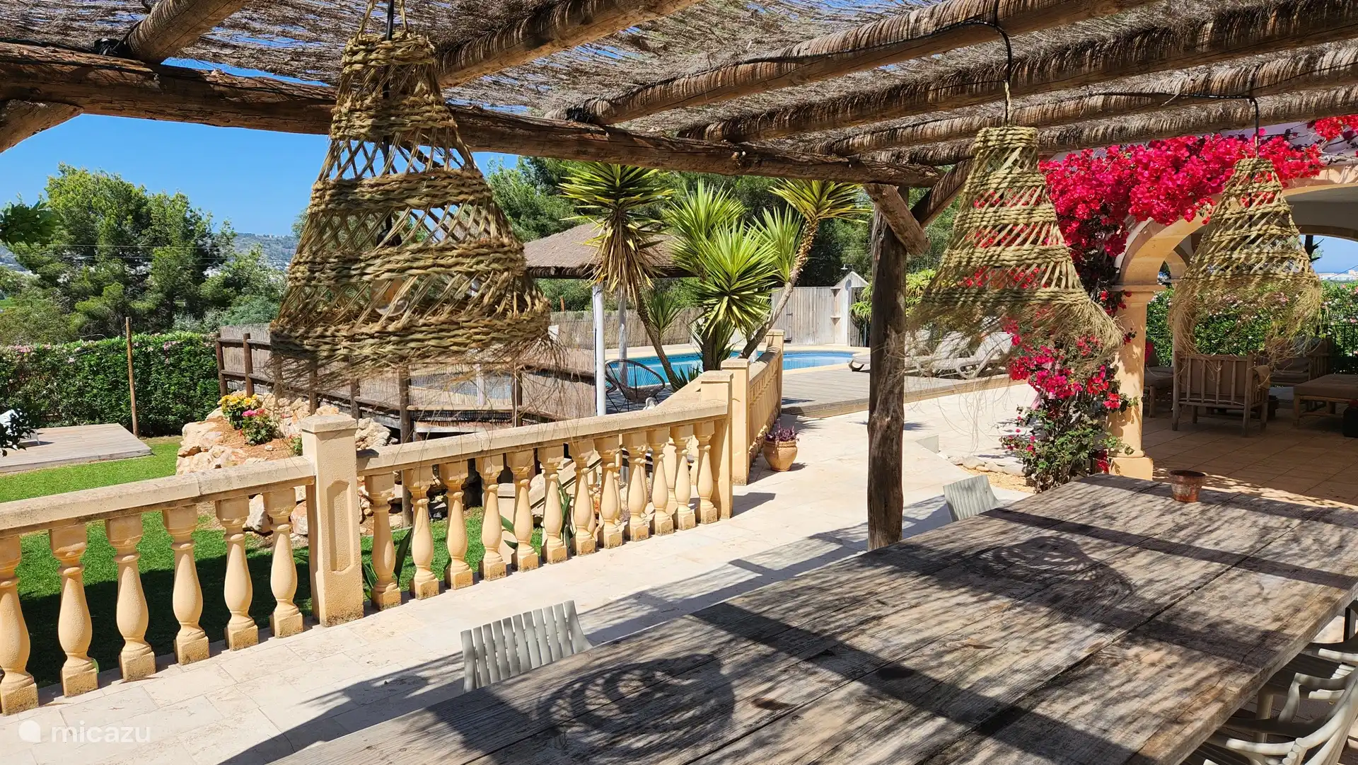 Mit Blick auf den Pool und die Naja