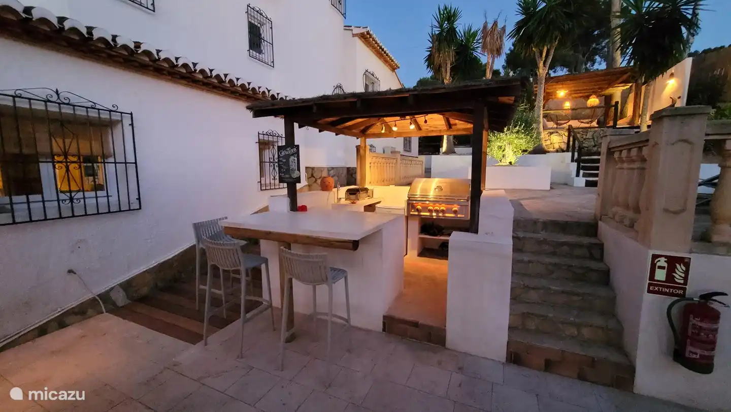 Schöne Außenküche mit Bar und Grill