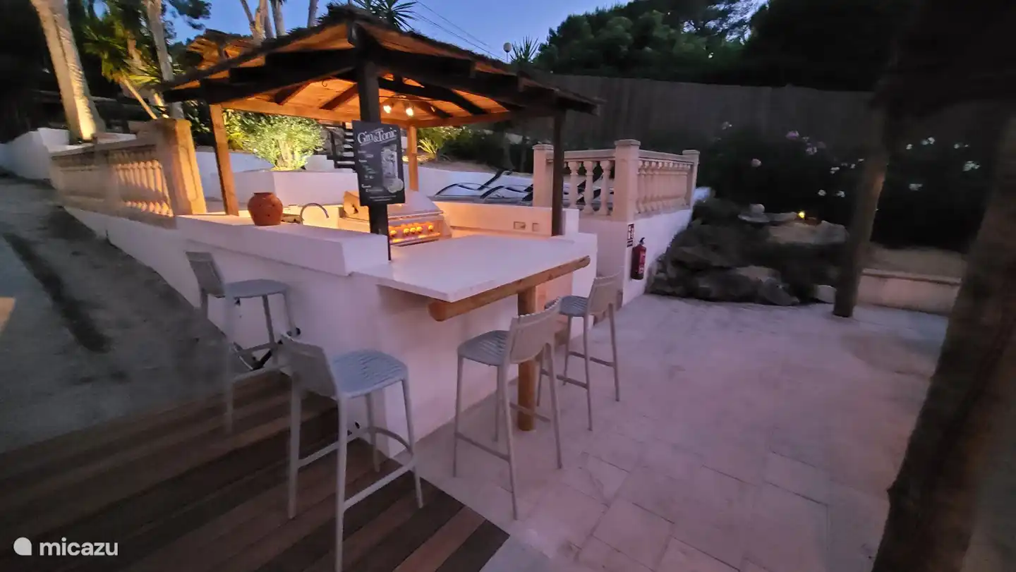 Schöne Außenküche mit Bar und Grill