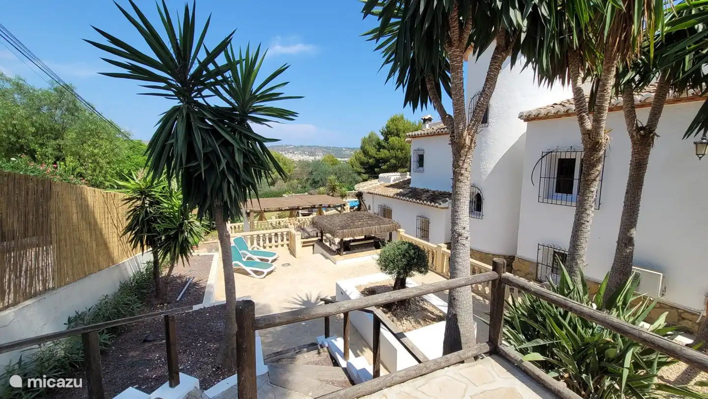 Verspielte Terrassen, Hängematten und Veranden umgeben die Villa. Nur einen Moment für sich selbst. 