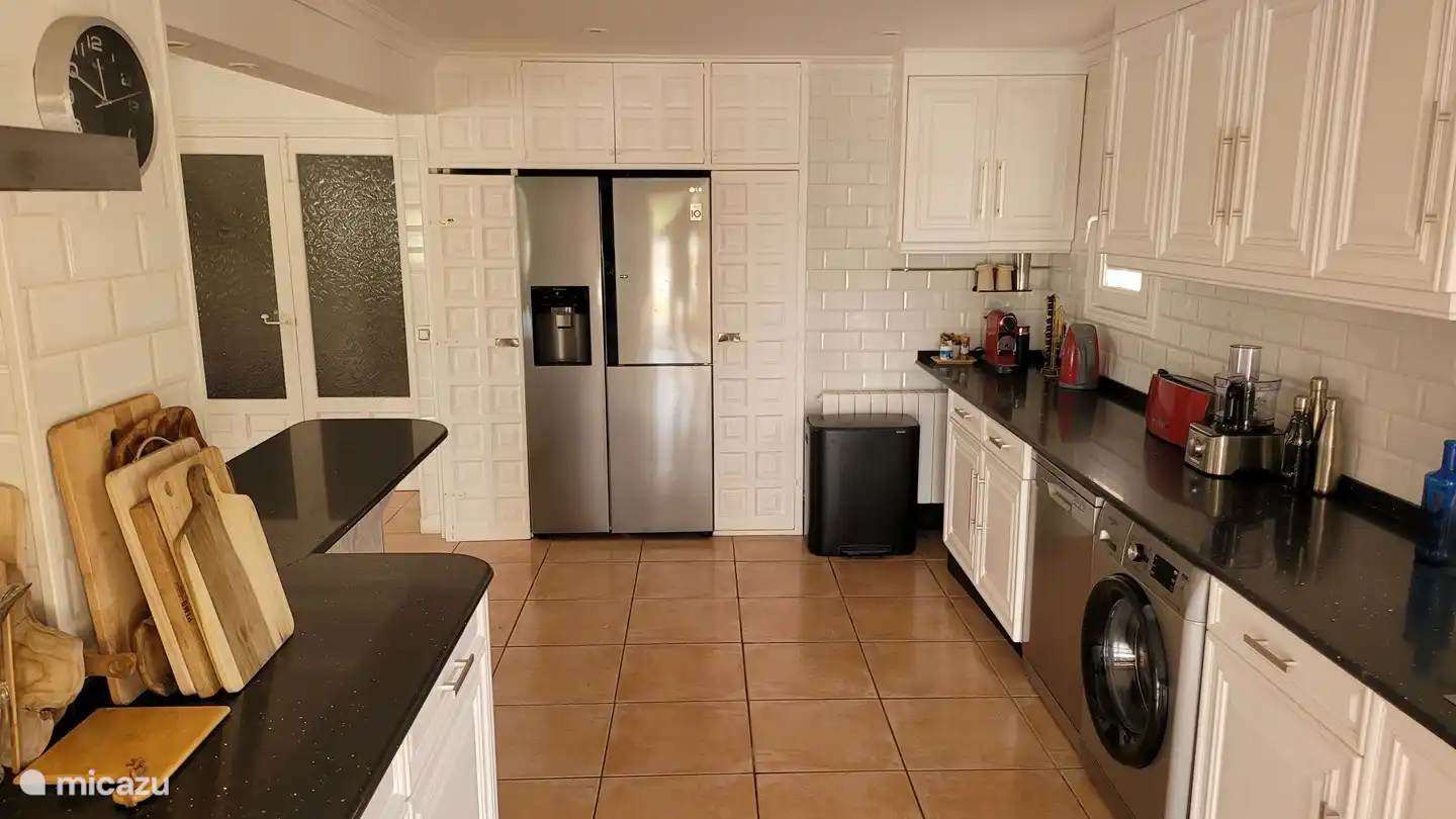 Geräumige Küche mit allen Geräten. Praktisch eingerichtet und direkt von der Terrasse aus zugänglich.