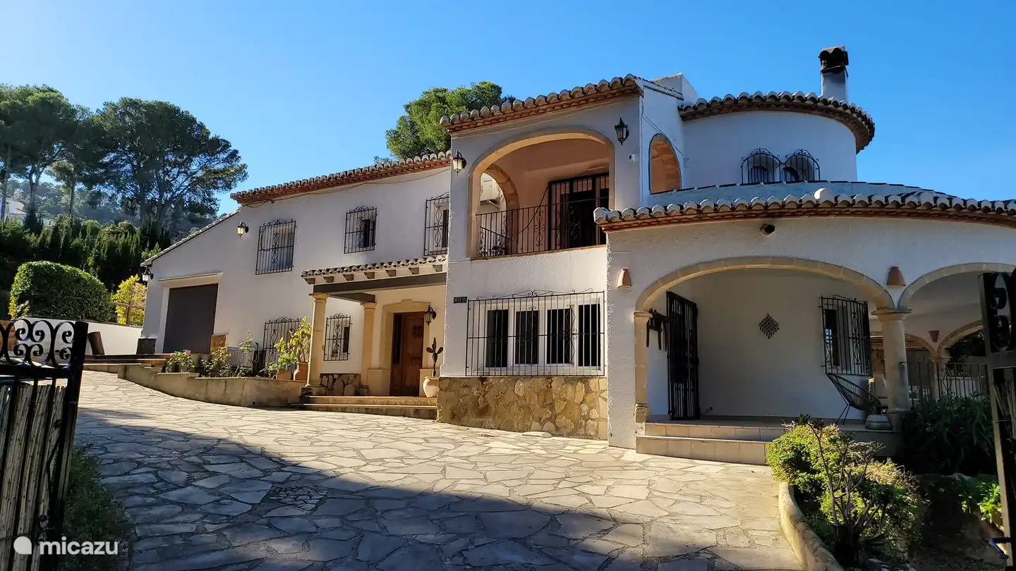 Großes Einfamilienhaus in ruhiger Lage am Waldrand mit großzügiger Terrasse und Swimmingpool.