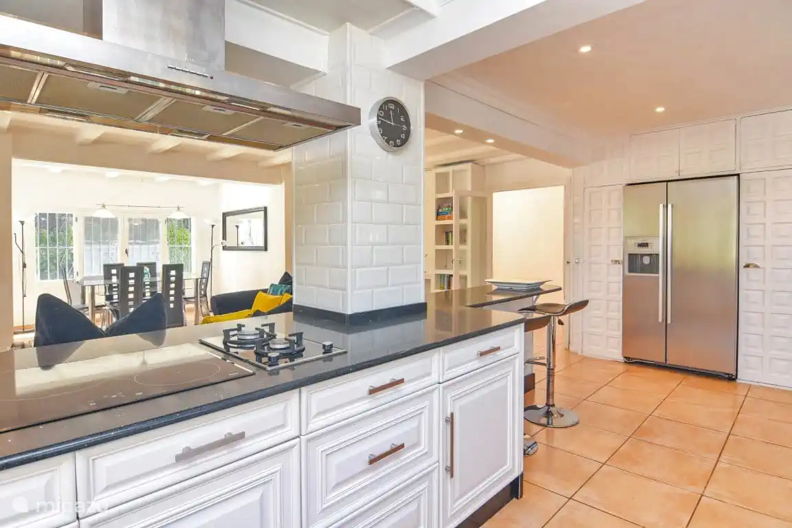 Offene Küche mit Bar. Viel Spaß beim Kochen und Aufholen.