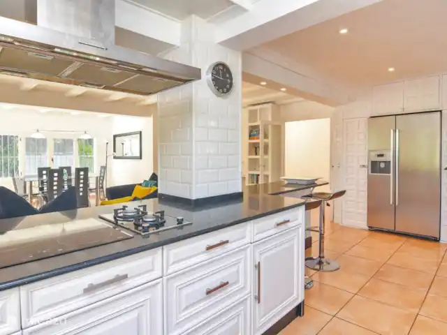 Casa Beso Salado | Espagne, Costa Blanca, Jávea - villa Cuisine ouverte avec bar. Profitez de la cuisine et de la conversation.