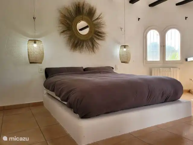 Casa Beso Salado | Espagne, Costa Blanca, Jávea - villa Chambre des maîtres avec foyer, salle de bain privée et balcon tout autour.