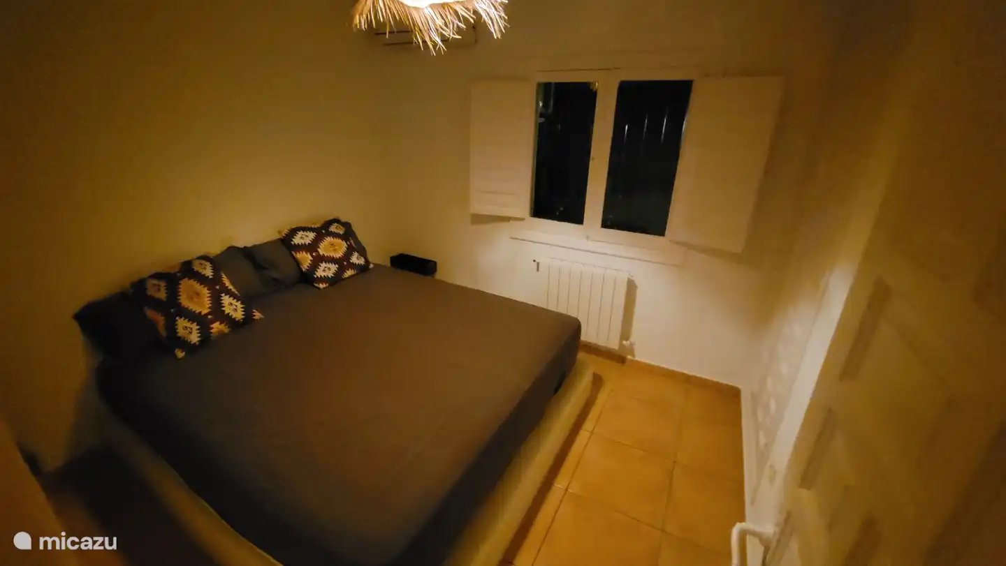 Schlafzimmer im ersten Stock mit luxuriösem Doppelbett, Heizung und Klimaanlage