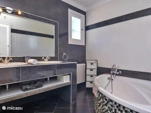 Casa Beso Salado | Espagne, Costa Blanca, Jávea - villa La maison dispose de trois salles de bains luxueuses, dont une avec baignoire.