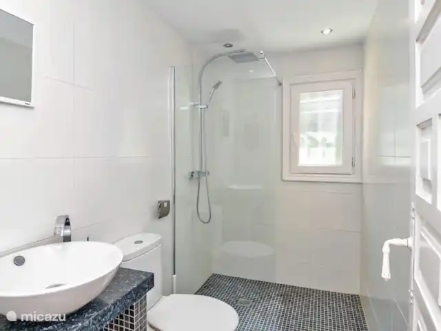 Casa Beso Salado | Espagne, Costa Blanca, Jávea - villa Salle de bain au premier étage, avec chauffage, WC, lavabo et douche.